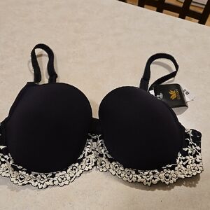 NWT Wacoal Embrace Lace Contour Bra Size 34B
